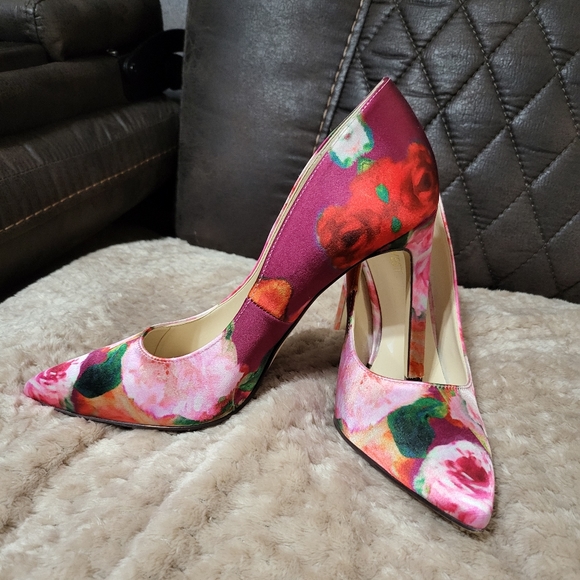 Nine West Flowerwd Heels, size 7 - Picture 1 of 5
